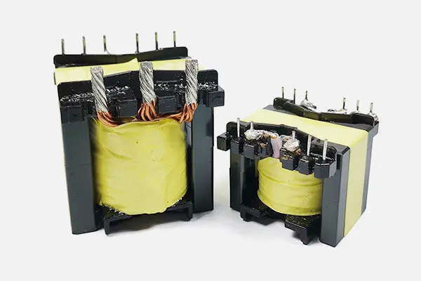 Welche Verbindung besteht zwischen dem Hochfrequenztransformatorkern und dem Transformator?